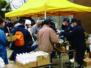 Serving emergency food to disaster victims at Ishinomaki Detention Branch