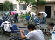 社会参加活動（老人ホームの車椅子の清掃）