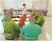 管理栄養士による指導場面【写真提供：札幌刑務所】
