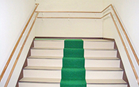 二重手すりが設置された階段【写真提供：法務省矯正局】