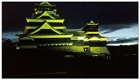 「社会を明るくする運動」のイメージカラーでライトアップされた熊本城【写真提供　熊本市内在住の保護司】